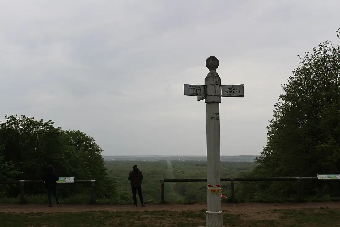 Le poteau blanc du belvédère des Beaux-Monts devant la vue sur la forêt