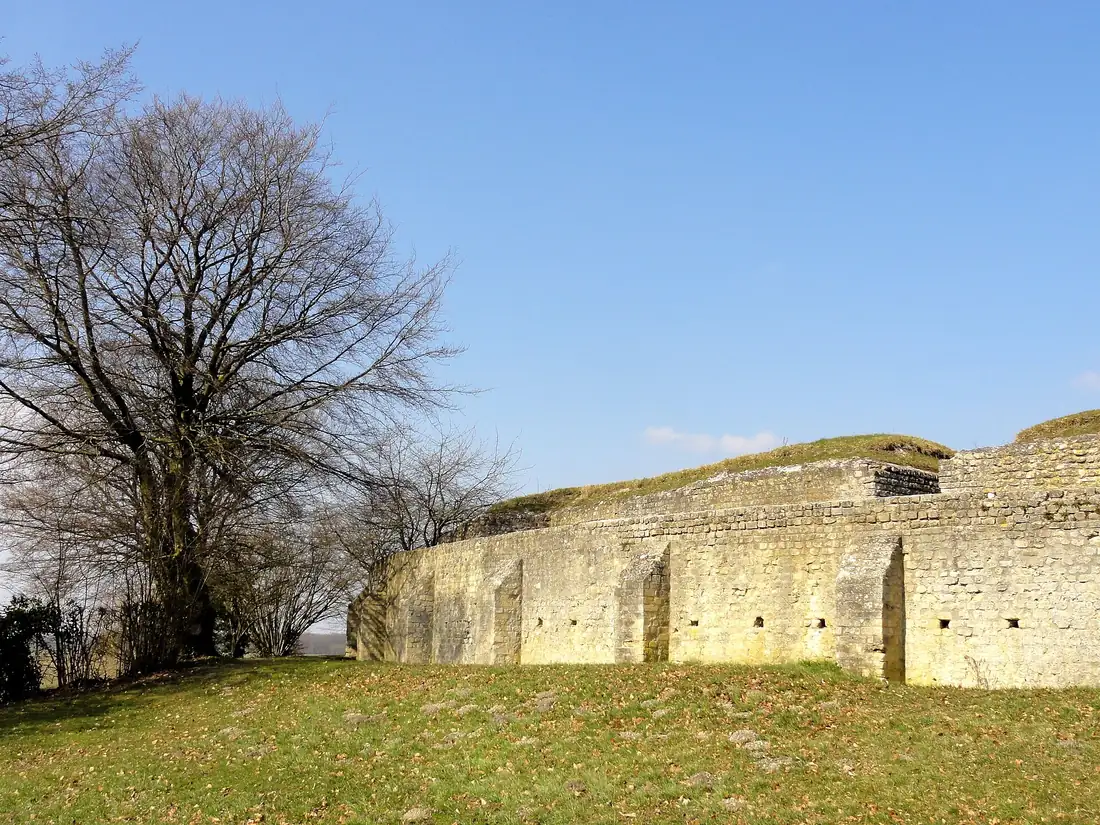 Les gradins en pierre du théâtre gallo-romain de Champlieu