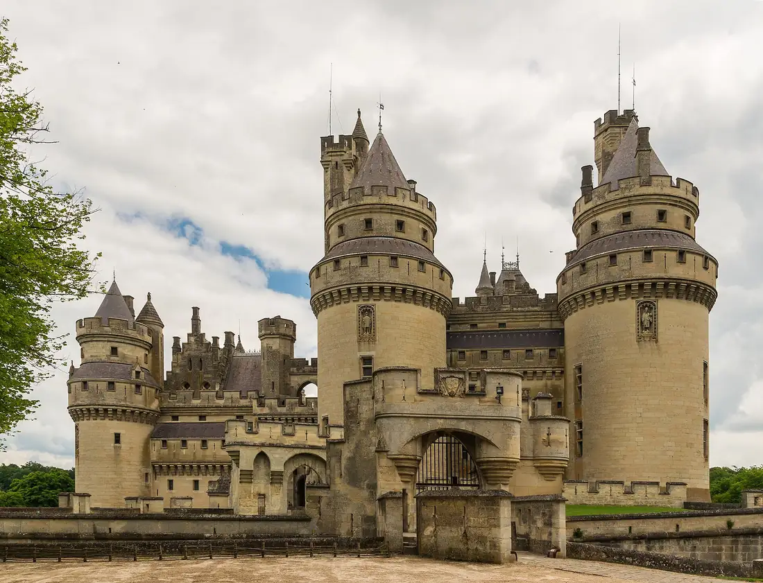 Le château de Pierrefonds, ses grosses tours rondes et ses toits pointus