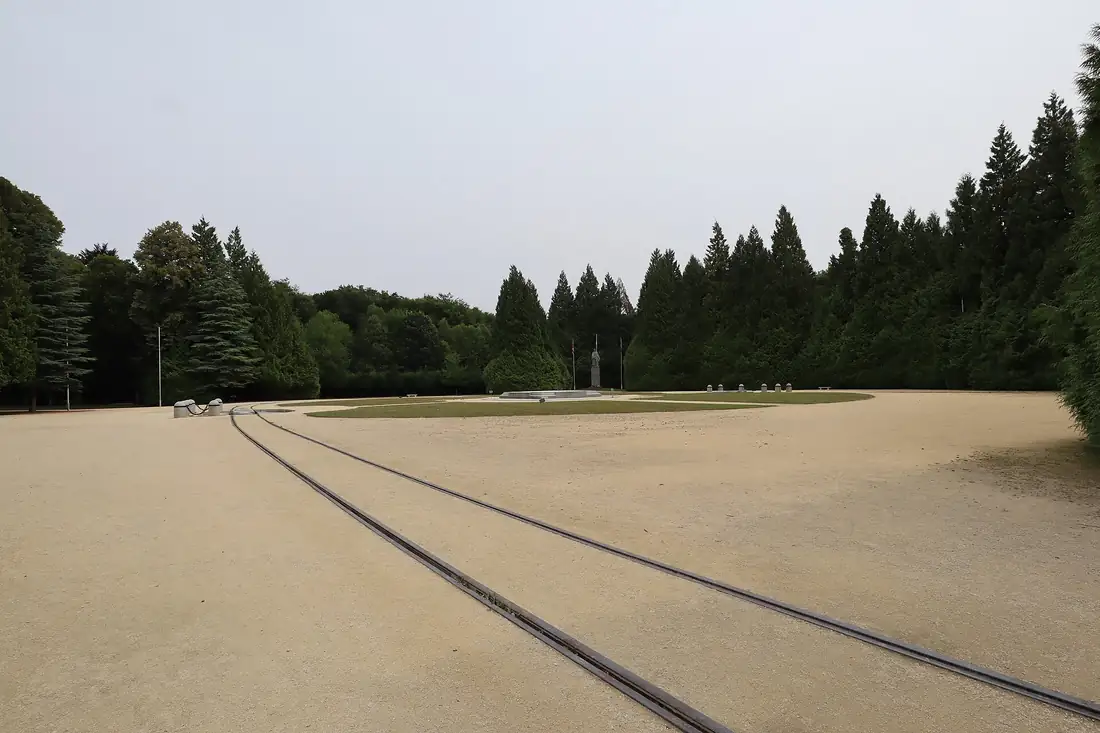 La clairière de l'Armistice : une grande esplanade avec les rails du train de Foch