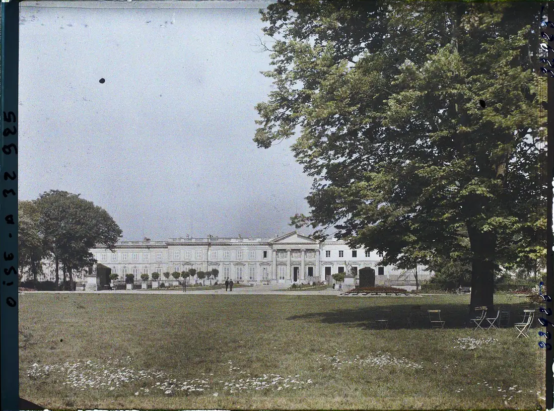 Autochrome ancien : la façade du palais de Compiègne vue depuis l'avenue des Beaux-Monts