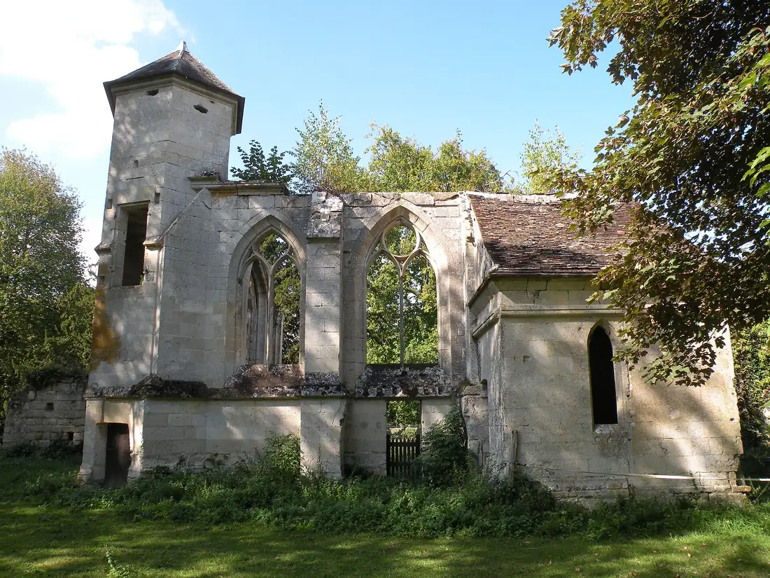 Les ruines gothiques du prieuré de Saint-Pierre-en-Chastres