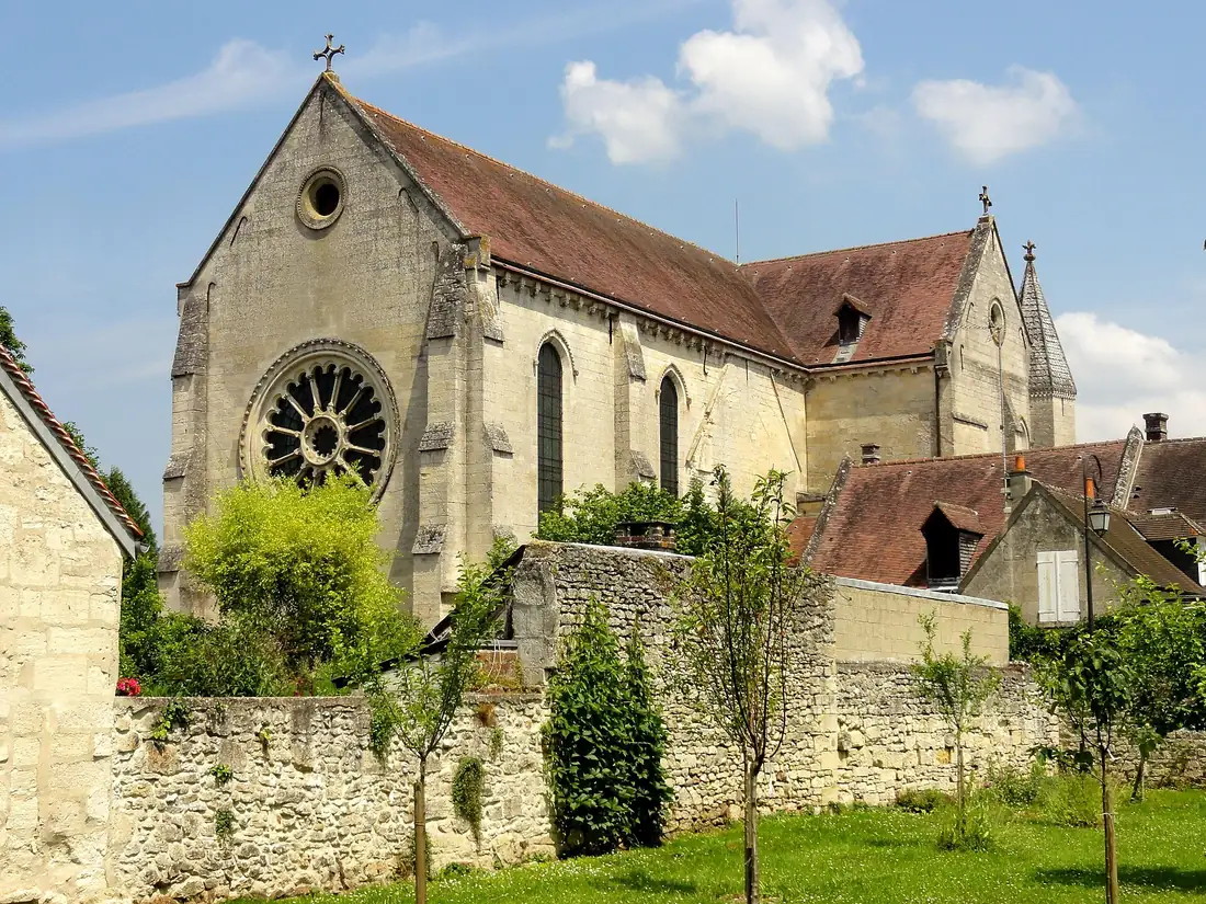 L'église abbatiale gothique de Saint-Jean-aux-Bois et sa rosace