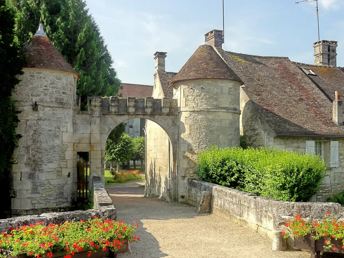La porte fortifiée de l'ancienne abbaye de Saint-Jean-aux-Bois