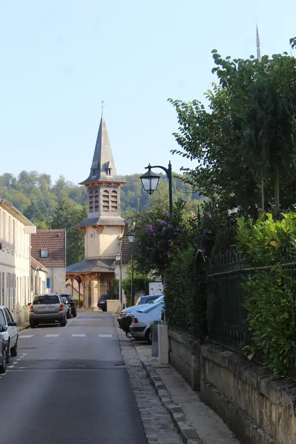 La rue Saint-Jean de Vieux-Moulin, avec le clocher de l'église au fond