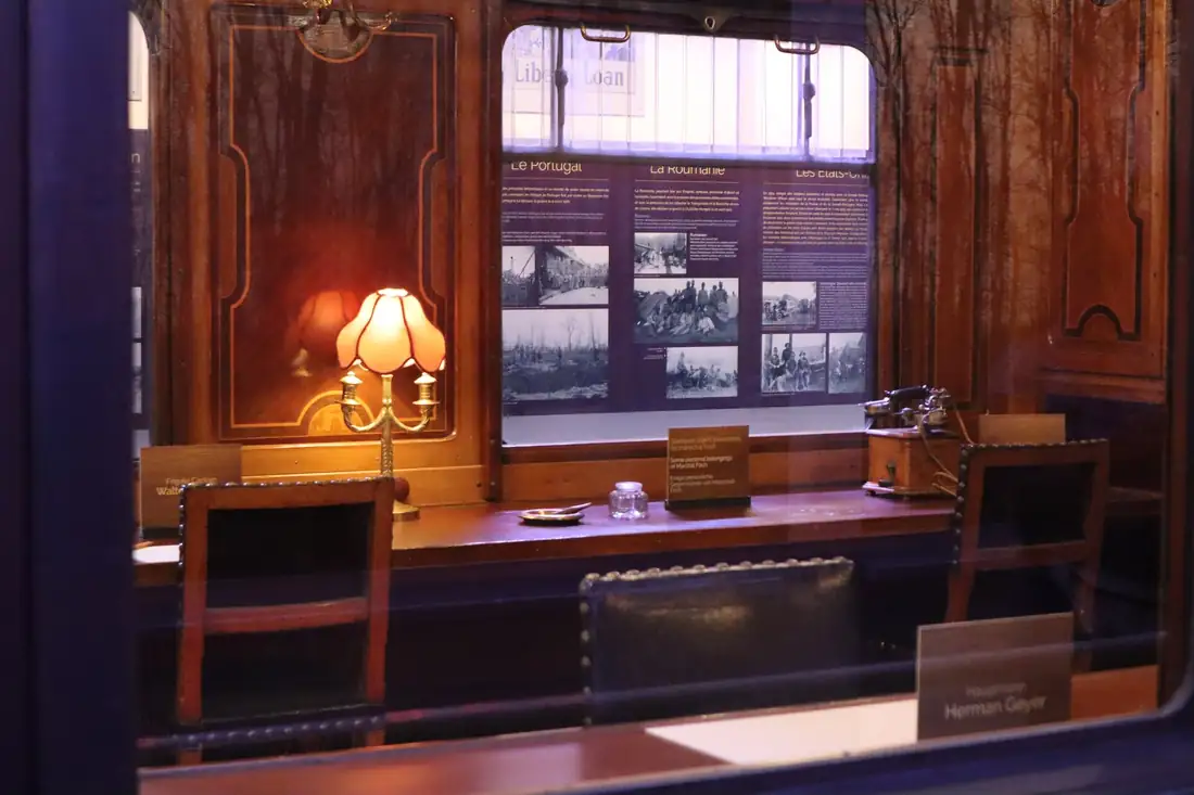 L'intérieur du wagon de l'Armistice, avec la table de signature